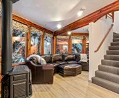 Gorgeous cabin-style home huge private hot tub, beautiful deck & fireplace