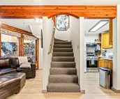 Gorgeous cabin-style home huge private hot tub, beautiful deck & fireplace