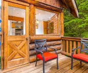 Gorgeous cabin-style home huge private hot tub, beautiful deck & fireplace
