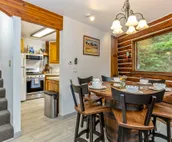 Gorgeous cabin-style home huge private hot tub, beautiful deck & fireplace