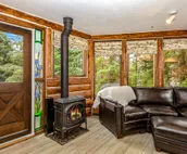 Gorgeous cabin-style home huge private hot tub, beautiful deck & fireplace
