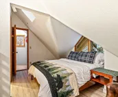 Gorgeous cabin-style home huge private hot tub, beautiful deck & fireplace
