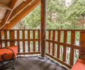 Gorgeous cabin-style home huge private hot tub, beautiful deck & fireplace