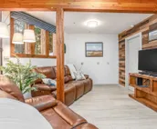 Gorgeous cabin-style home huge private hot tub, beautiful deck & fireplace