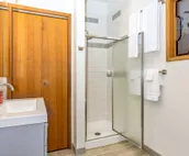 Gorgeous cabin-style home huge private hot tub, beautiful deck & fireplace