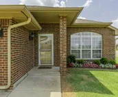 LUXURIOUS MOORE HOME 8 MILES TO OU & 15 MILES TO OKC BRICKTOWN
