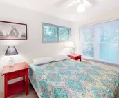 Bethany west home close to the beautiful water w/free WiFi, private WD