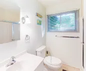 Bethany west home close to the beautiful water w/free WiFi, private WD