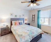 Bishops Landing Townhouse Close to Bay and Beach with Shared Pool, Free WiFi