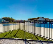 Bishops Landing Townhouse Close to Bay and Beach with Shared Pool, Free WiFi