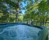 Cozy Bear Cabin - Restored family retreat with hot tub & game room minutes away