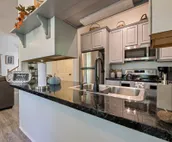 Cozy Bear Cabin - Restored family retreat with hot tub & game room minutes away