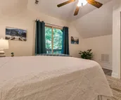 Cozy Bear Cabin - Restored family retreat with hot tub & game room minutes away
