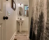 Cozy Bear Cabin - Restored family retreat with hot tub & game room minutes away
