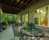 Cozy Bear Cabin - Restored family retreat with hot tub & game room minutes away