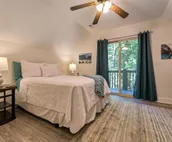 Cozy Bear Cabin - Restored family retreat with hot tub & game room minutes away