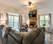 Cozy Bear Cabin - Restored family retreat with hot tub & game room minutes away