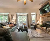 Cozy Bear Cabin - Restored family retreat with hot tub & game room minutes away