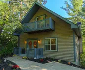 Cozy Bear Cabin - Restored family retreat with hot tub & game room minutes away