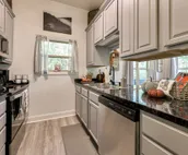 Cozy Bear Cabin - Restored family retreat with hot tub & game room minutes away