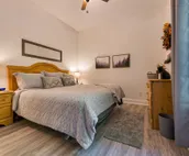 Cozy Bear Cabin - Restored family retreat with hot tub & game room minutes away