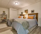Cozy Bear Cabin - Restored family retreat with hot tub & game room minutes away