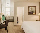 104 · Cozy Corner #104 - King Bed Hotel Phillips