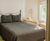 LAKEFRONT, INCREDIBLE SUNSETS, SLEEPS 20+, HIGHSPEED WIFI