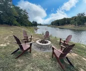 Charming EdgeWater Escape, private pool near Arbuckle Lake