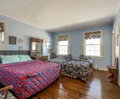 Cheerful Historical Mansion 8-bedrooms and 6 baths Vacation Home  in Derby City
