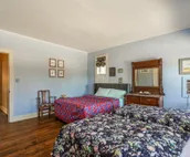 Cheerful Historical Mansion 8-bedrooms and 6 baths Vacation Home  in Derby City