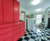 Cheerful Historical Mansion 8-bedrooms and 6 baths Vacation Home  in Derby City