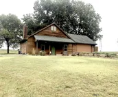Heartland Cabin Retreat~ King Bed ~ Room to Roam