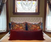 "The Edmond" an 1887 Arts & Crafts gem! - 1 King - 1 Queen