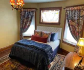 "The Edmond" an 1887 Arts & Crafts gem! - 1 King - 1 Queen