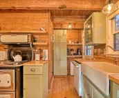 Luxe Dog-Friendly Cabin w/ Hot Tub & Game Room