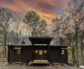 Luxe Modern Chalet - Hot Tub, Wi-Fi, Fire Pit, Daybed, Game Room - Mins to BR!