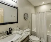 Luxe Modern Chalet - Hot Tub, Wi-Fi, Fire Pit, Daybed, Game Room - Mins to BR!