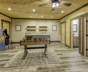 Luxe Modern Chalet - Hot Tub, Wi-Fi, Fire Pit, Daybed, Game Room - Mins to BR!