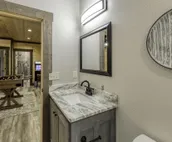 Luxe Modern Chalet - Hot Tub, Wi-Fi, Fire Pit, Daybed, Game Room - Mins to BR!