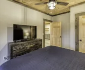 Luxe Modern Chalet - Hot Tub, Wi-Fi, Fire Pit, Daybed, Game Room - Mins to BR!