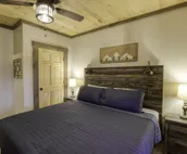 Luxe Modern Chalet - Hot Tub, Wi-Fi, Fire Pit, Daybed, Game Room - Mins to BR!