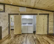 Luxe Modern Chalet - Hot Tub, Wi-Fi, Fire Pit, Daybed, Game Room - Mins to BR!