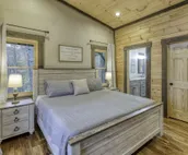 Luxe Modern Chalet - Hot Tub, Wi-Fi, Fire Pit, Daybed, Game Room - Mins to BR!