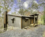 Luxe Modern Chalet - Hot Tub, Wi-Fi, Fire Pit, Daybed, Game Room - Mins to BR!