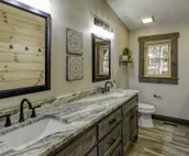 Luxe Modern Chalet - Hot Tub, Wi-Fi, Fire Pit, Daybed, Game Room - Mins to BR!