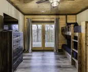 Luxe Modern Chalet - Hot Tub, Wi-Fi, Fire Pit, Daybed, Game Room - Mins to BR!