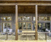 Luxe Modern Chalet - Hot Tub, Wi-Fi, Fire Pit, Daybed, Game Room - Mins to BR!