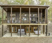 Luxe Modern Chalet - Hot Tub, Wi-Fi, Fire Pit, Daybed, Game Room - Mins to BR!