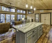 Luxe Modern Chalet - Hot Tub, Wi-Fi, Fire Pit, Daybed, Game Room - Mins to BR!